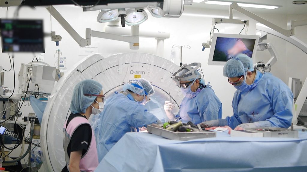 脊髄外科のオペでアルケリスを使用する深谷賢司先生