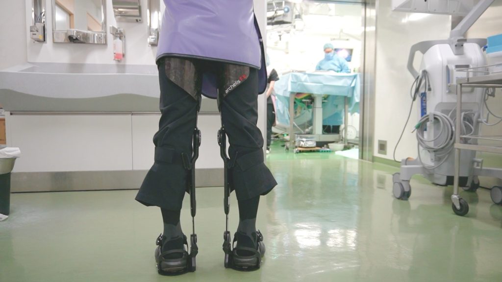脊髄外科のオペでアルケリスを装着する深谷賢司先生