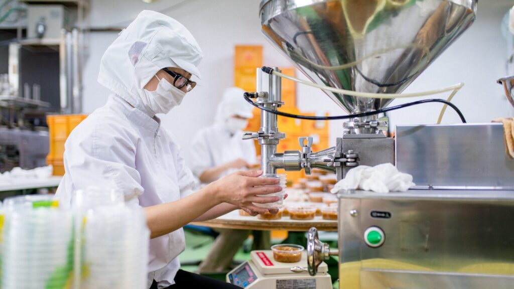 食品加工工場の梱包作業2