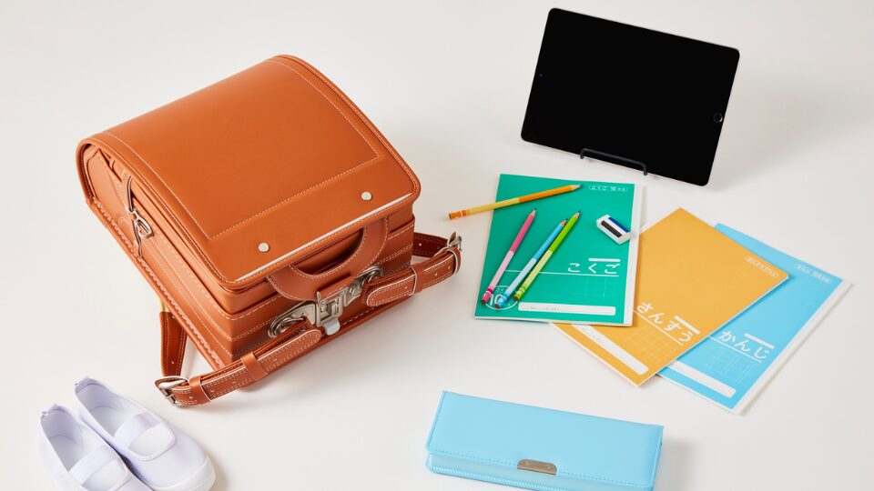 ランドセル自体の重さは、平均して約1.2kg前後ですが、教科書、ノート、タブレット、筆箱、水筒、体操服などを詰め込むと、その重さは5〜8kgに達することがあります。