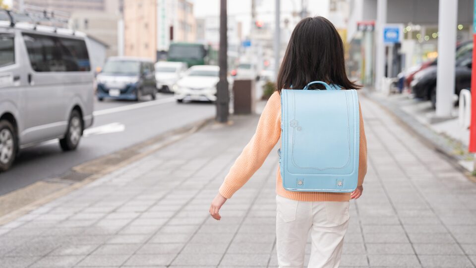 子どもの体格や成長に合わないランドセルを使用すると、バランスが悪くなり身体に偏った負担がかかります。