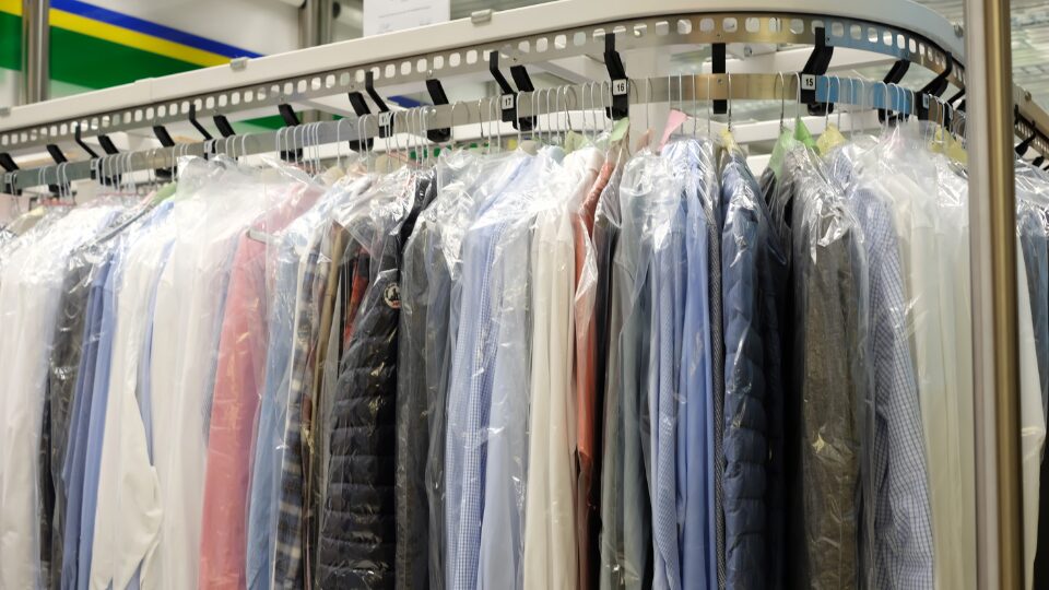 クリーニング工場を含む「立ち作業中心の現場」