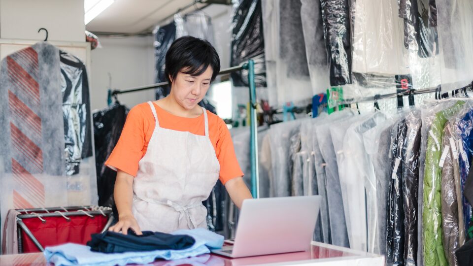 クリーニング工場は「立ち作業中心の現場」