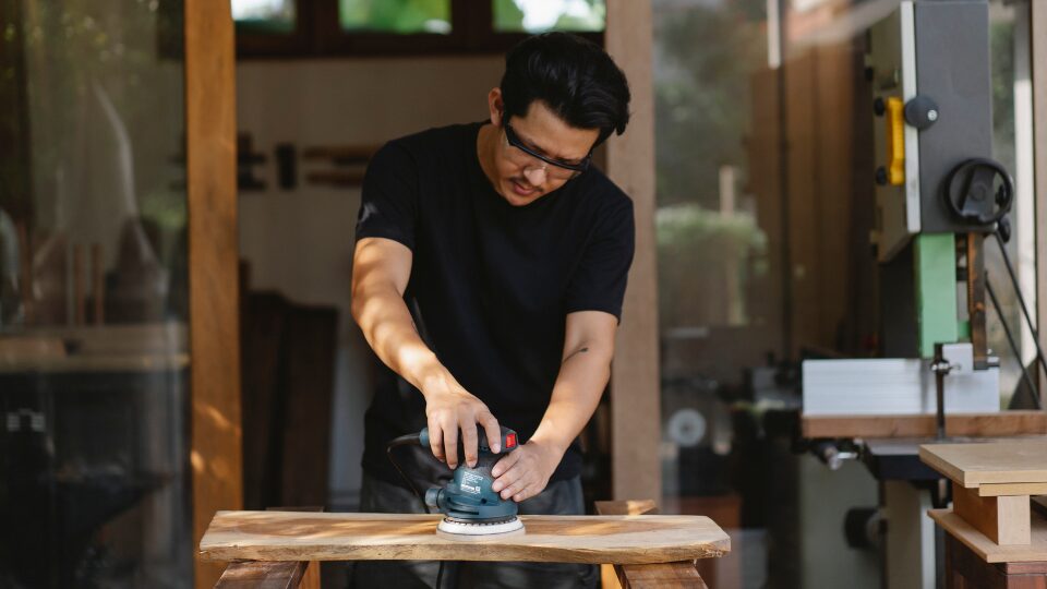 めっきや研磨工程は手作業による細かい動きも伴います。また、薬品や粉塵、振動など、身体に負荷のかかる環境で作業が行われることもあります