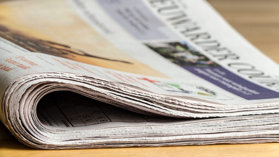 毎日新聞社は、8月2日から土曜日の夕刊を休止(実質の廃止)をすると発表しました。新聞販売店の従業員や配送トラックの運転手の人手不足が深刻化しており、労働環境の維持や改善を図るためとしています。