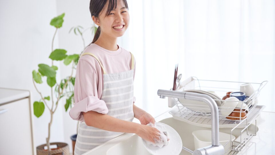 立ち作業をしていて「腰が痛い」「肩がこる」と感じたことはありませんか？その原因のひとつに、作業台やシンクの“高さ”が合っていないことがあるかもしれません。