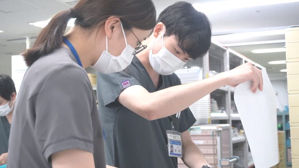 スタビハーフ導入事例 神奈川県横浜市 横浜市立脳卒中・神経脊椎センター 薬剤部 | 薬剤師の負担軽減に立ち椅子「スタビハーフ」