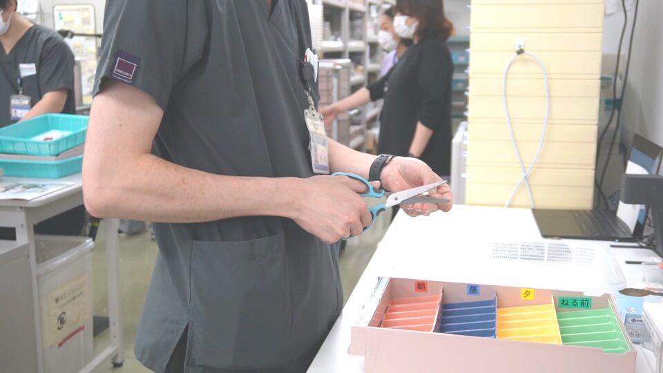 スタビハーフ導入事例 神奈川県横浜市 横浜市立脳卒中・神経脊椎センター 薬剤部 | 薬剤師の負担軽減に立ち椅子「スタビハーフ」