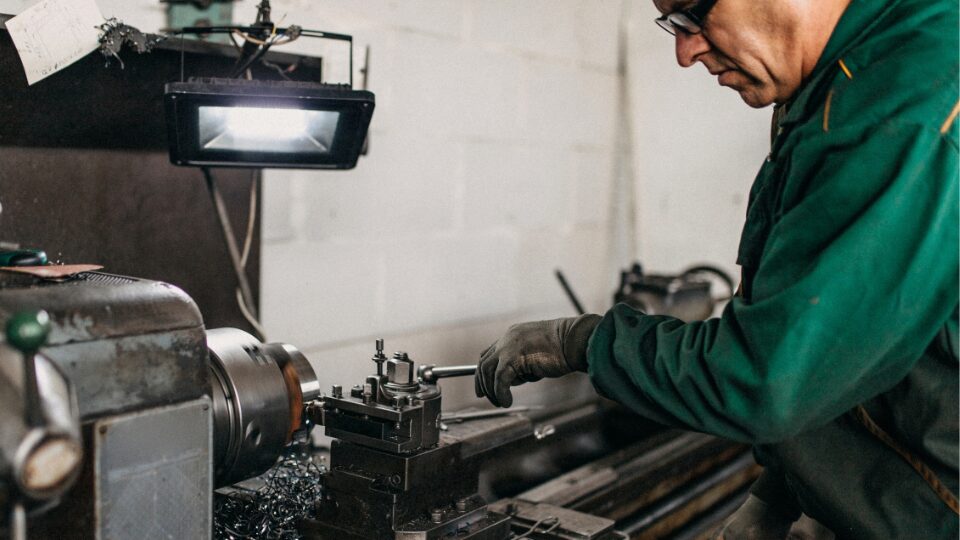 高年齢者がその危険源に気付き難い作業や環境となっているケースもあります。