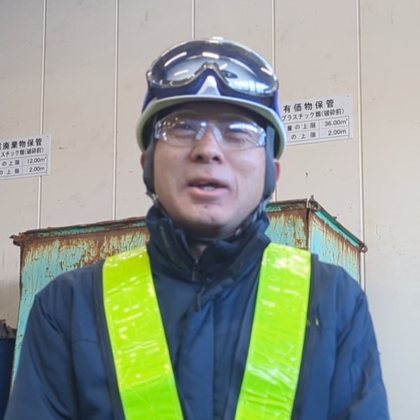 直富商事株式会社は廃棄物処理工場における足腰への負荷軽減のために新しい立ち椅子「スタビハーフ」を導入_使用シーン1-1