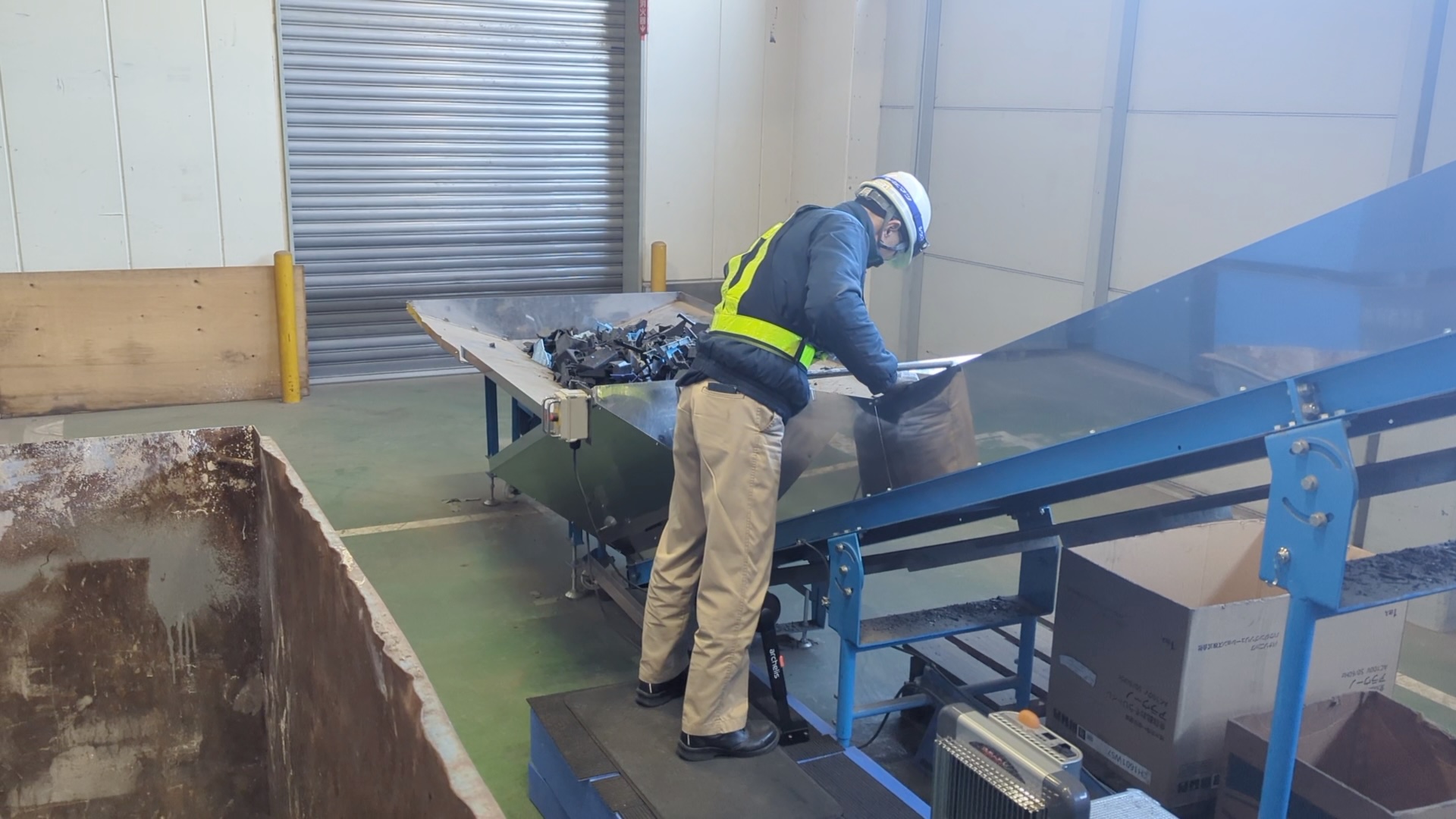 直富商事株式会社は廃棄物処理工場における足腰への負荷軽減のために新しい立ち椅子「スタビハーフ」を導入_使用シーン1-3