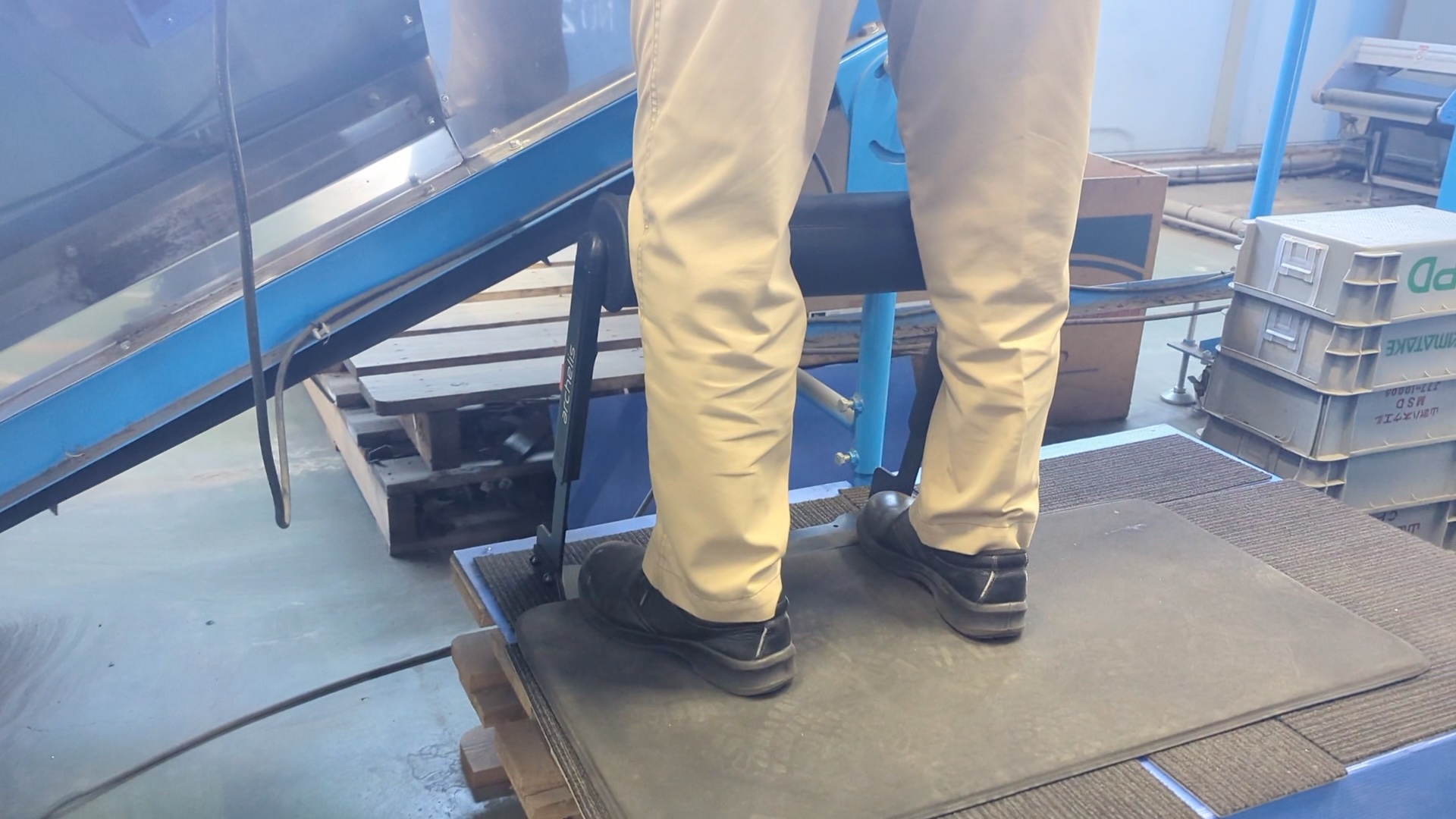 直富商事株式会社は廃棄物処理工場における足腰への負荷軽減のために新しい立ち椅子「スタビハーフ」を導入_使用シーン1-5