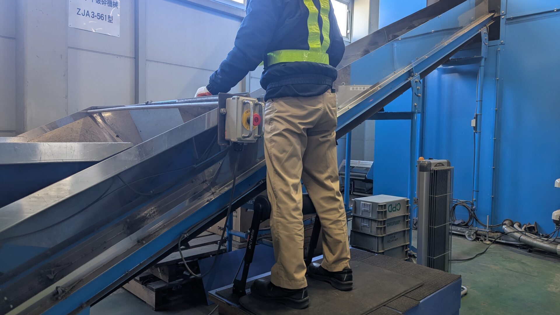 直富商事株式会社は廃棄物処理工場における足腰への負荷軽減のために新しい立ち椅子「スタビハーフ」を導入_使用シーン1-7