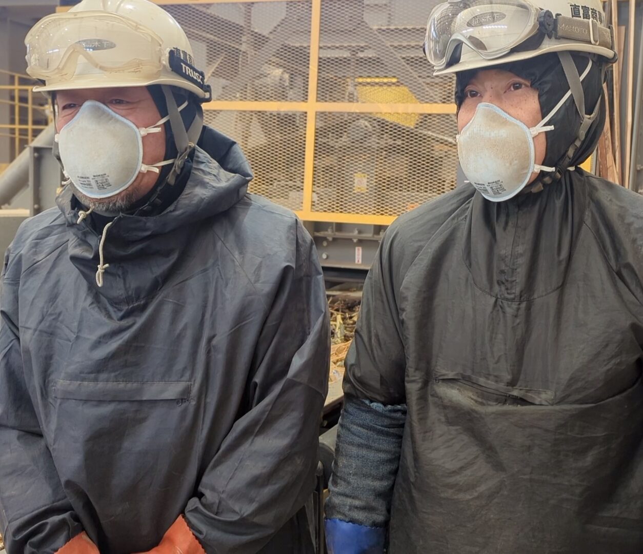 直富商事株式会社は廃棄物処理工場における足腰への負荷軽減のために新しい立ち椅子「スタビハーフ」を導入_使用シーン2-1