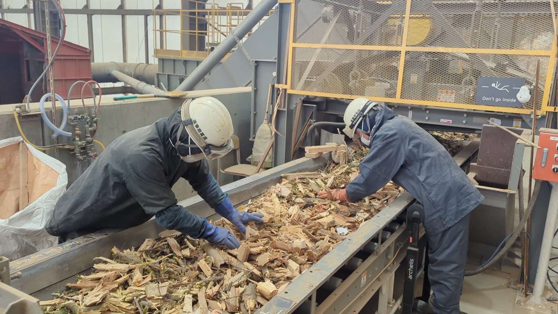 直富商事株式会社は廃棄物処理工場における足腰への負荷軽減のために新しい立ち椅子「スタビハーフ」を導入_使用シーン2-3