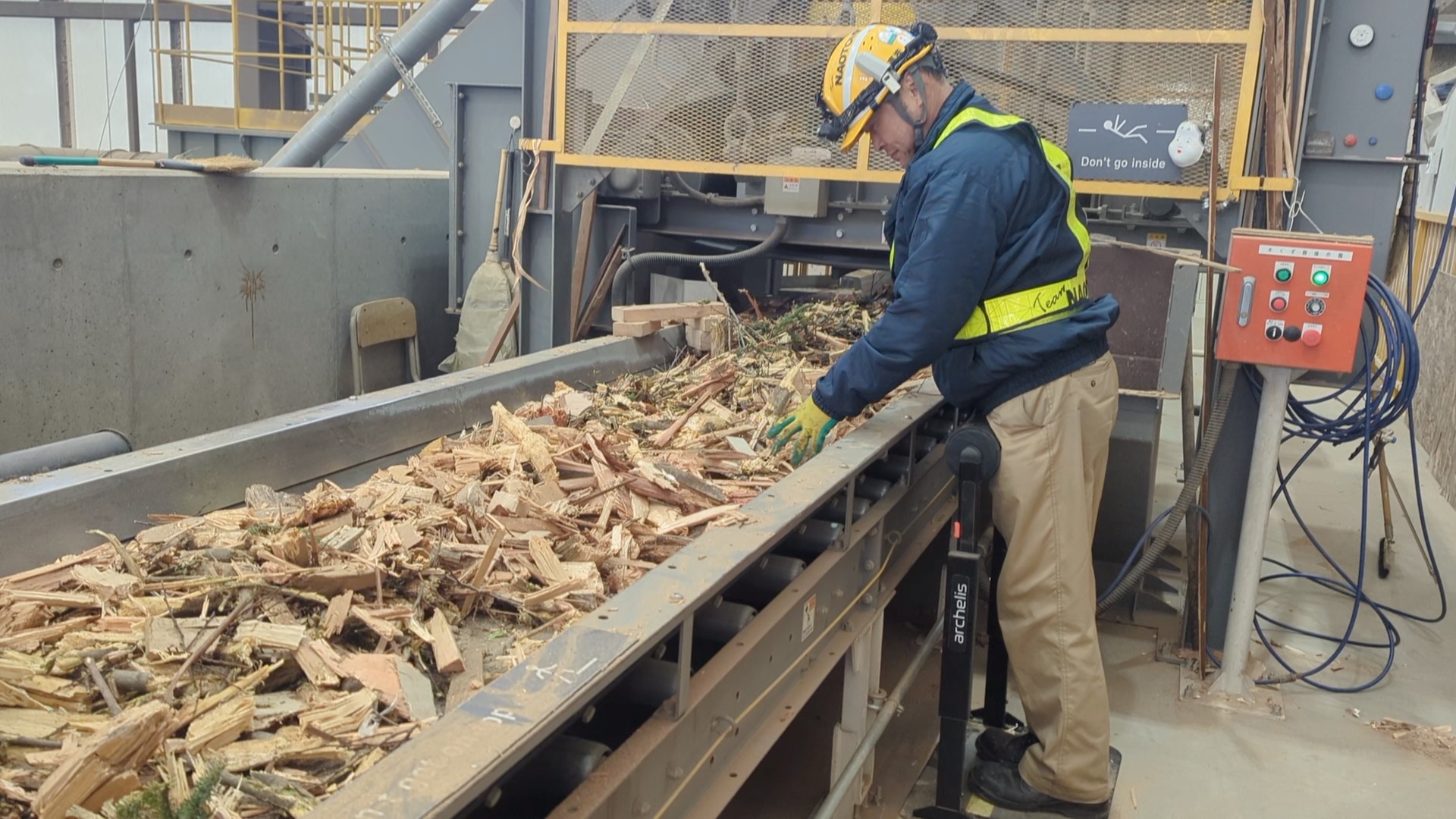 直富商事株式会社は廃棄物処理工場における足腰への負荷軽減のために新しい立ち椅子「スタビハーフ」を導入_使用シーン2-6