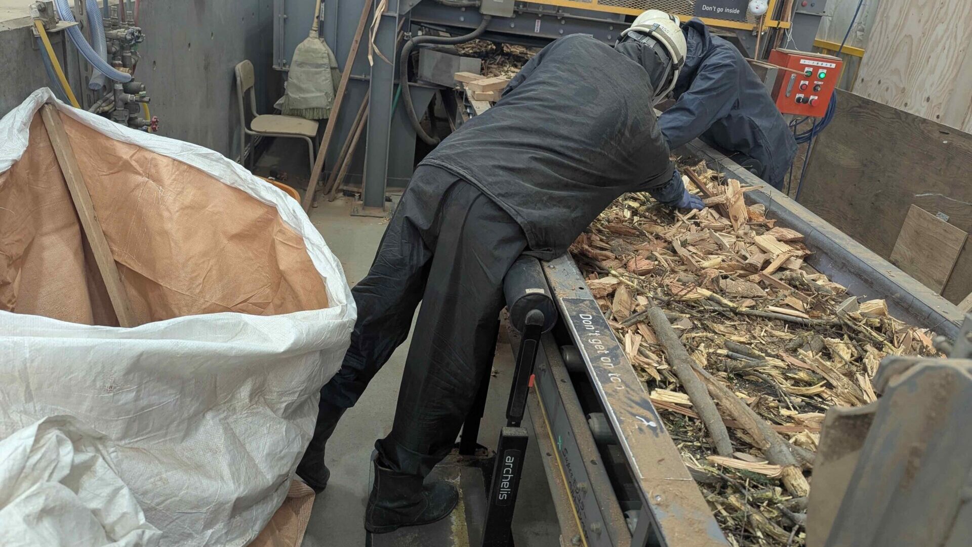 直富商事株式会社は廃棄物処理工場における足腰への負荷軽減のために新しい立ち椅子「スタビハーフ」を導入_使用シーン2-8