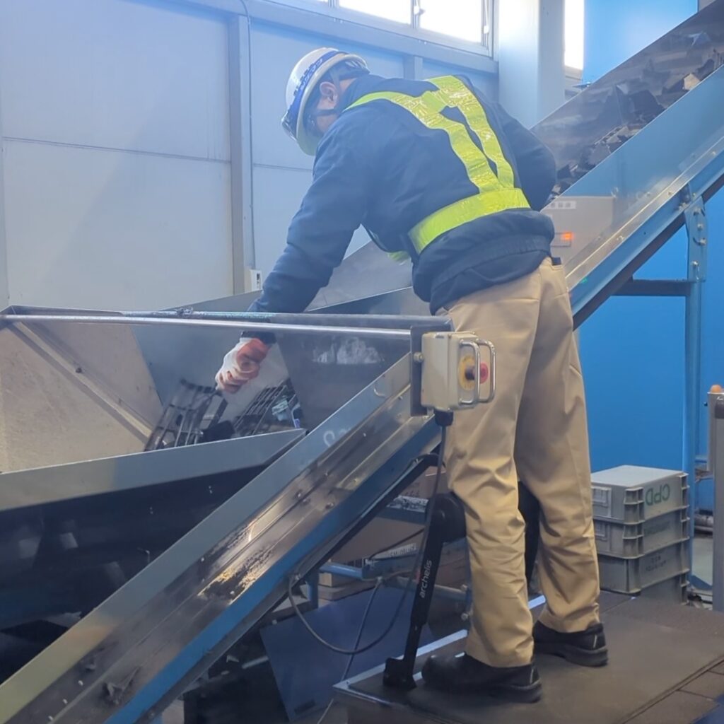 直富商事株式会社は廃棄物処理工場における足腰への負荷軽減のために新しい立ち椅子「スタビハーフ」を導入_サムネイル