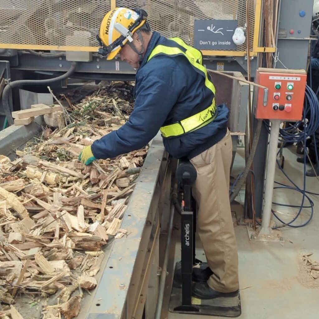 直富商事株式会社は廃棄物処理工場における足腰への負荷軽減のために新しい立ち椅子「スタビフル」を導入_サムネイル